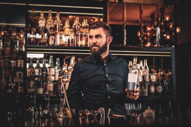 Bar müdürü barda içki yapıyor.