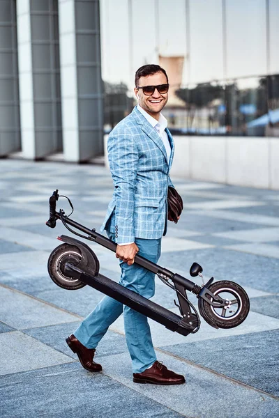 Elegant man håller Electro Scooter — Stockfoto