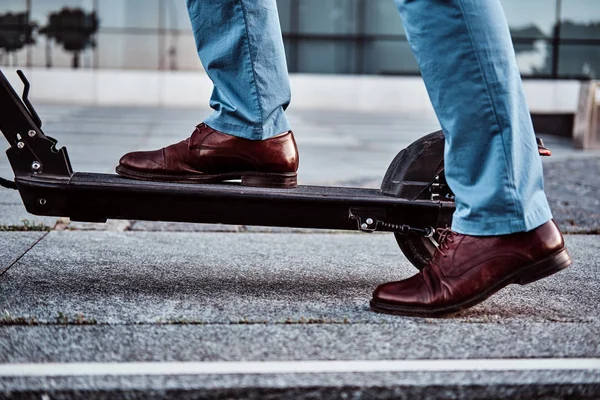 Homem está montando sua nova scooter na rua — Fotografia de Stock