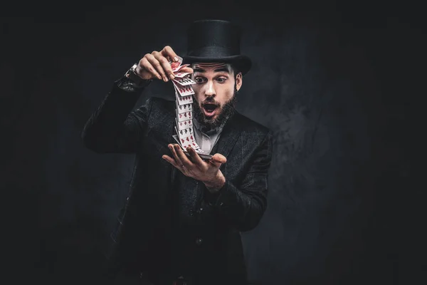 Mágico mostrando truque com cartas de jogar . — Fotografia de Stock