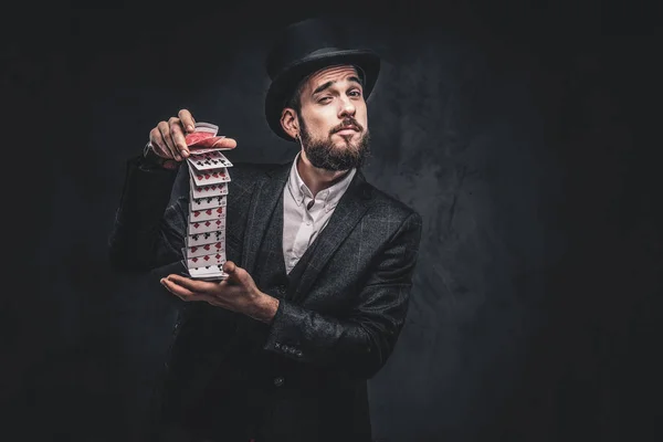 Mágico mostrando truque com cartas de jogar . — Fotografia de Stock