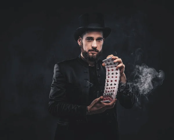 Mago mostrando trucco con le carte da gioco . — Foto Stock