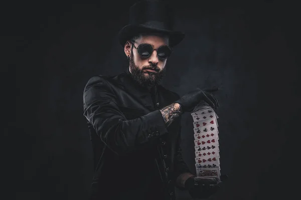 Mágico mostrando truque com cartas de jogar . — Fotografia de Stock