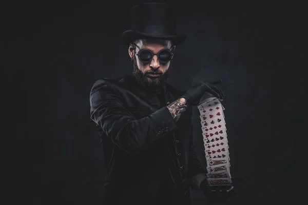 魔术师展示技巧与扑克牌. — 图库照片