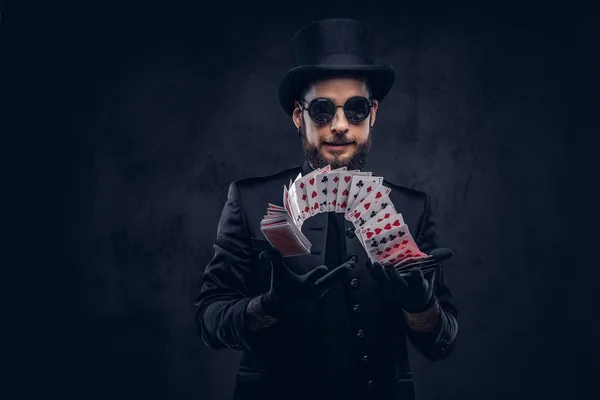 Mago mostrando trucco con le carte da gioco . — Foto Stock