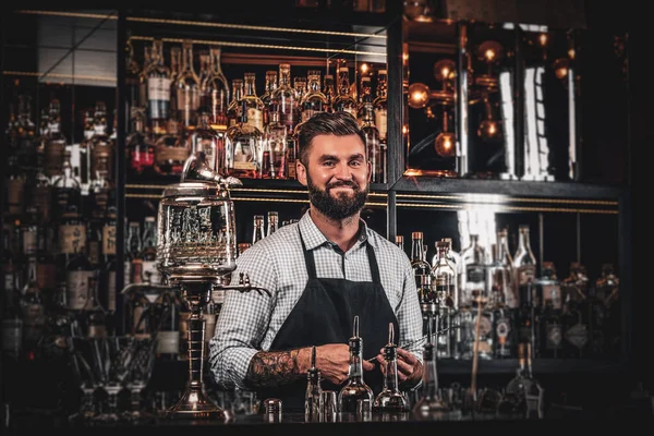 Bonito barman está posando para fotógrafo — Fotografia de Stock