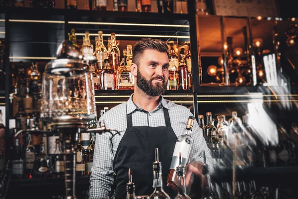 Bonito barman está posando para fotógrafo — Fotografia de Stock