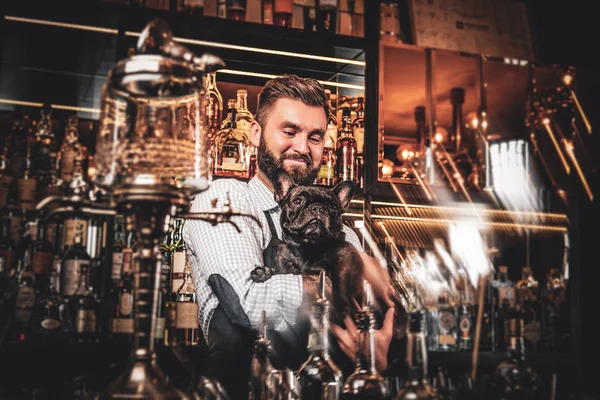 Happy bar owher com seu cão no bar — Fotografia de Stock