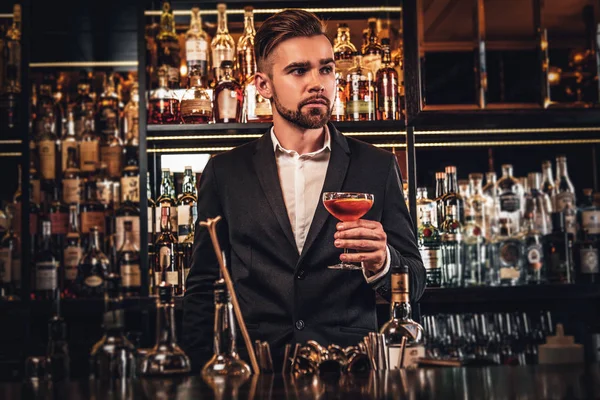 Elegantní mladík pije alkohol u baru — Stock fotografie