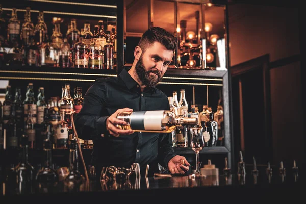 O gerente do bar está a preparar bebidas no bar. — Fotografia de Stock