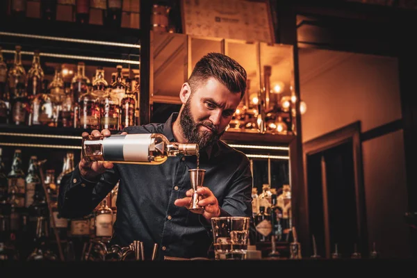 El gerente del bar está haciendo bebidas en el bar. —  Fotos de Stock