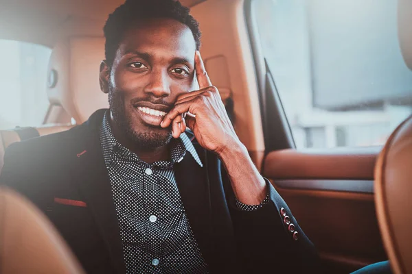 Afro amerykański biznesmen w swoim samochodzie — Zdjęcie stockowe