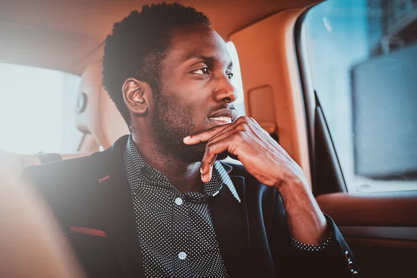 Empresario afroamericano en su coche —  Fotos de Stock