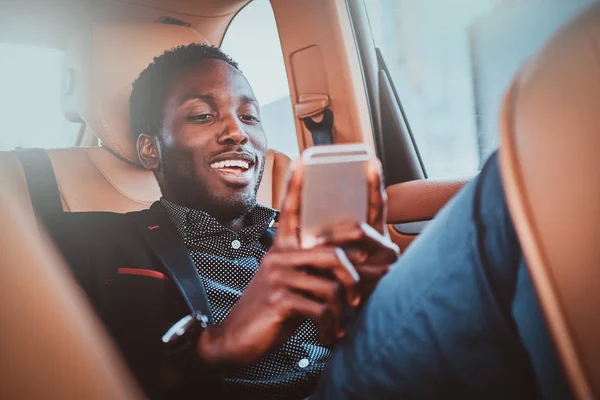 Афро-американский бизнесмен в своей машине — стоковое фото
