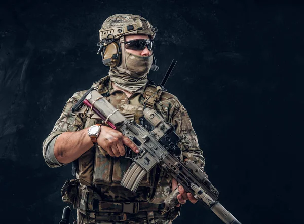 Military guard is holding his machine gun — Stock Photo, Image