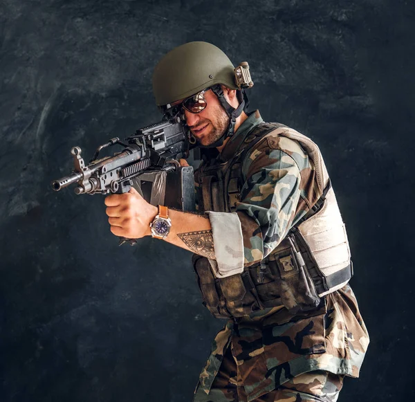 Militär vakt håller sin kulspruta — Stockfoto
