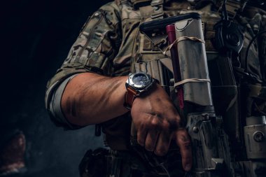 Makineli tüfekli adamın closeup photoshoot