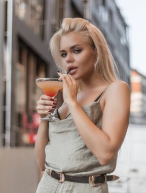 genç seksi sarışın bir kadın portresi