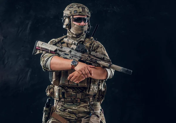 Militair man in uniform met machinegeweer — Stockfoto