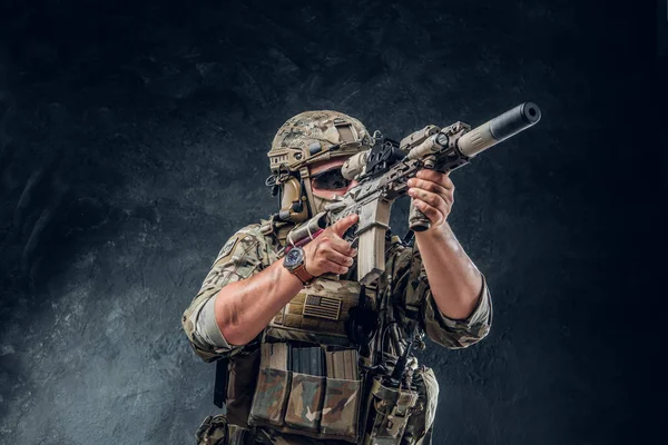 Guarda militar aponta com sua metralhadora — Fotografia de Stock