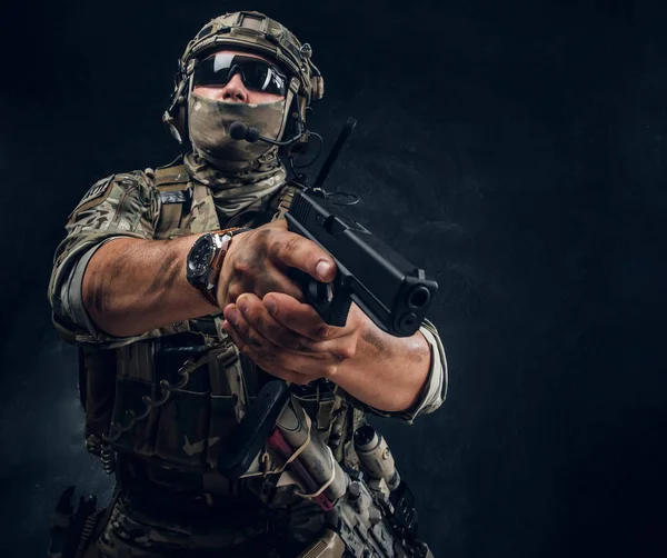 Militär vakt siktar med sin pistol — Stockfoto