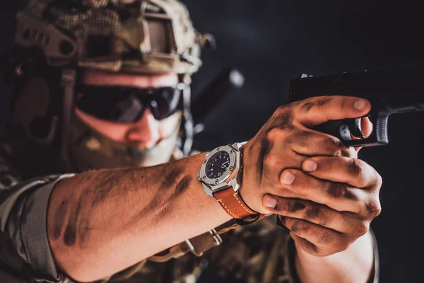 Військова охорона націлена на його пістолет — стокове фото