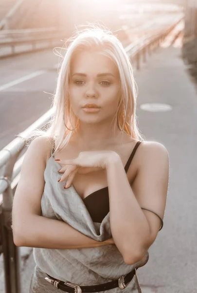 Porträtt av ung sexig blond kvinna — Stockfoto
