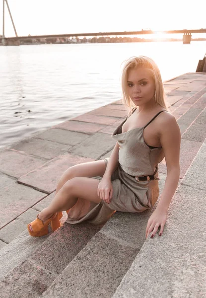 Porträtt av ung sexig blond kvinna — Stockfoto