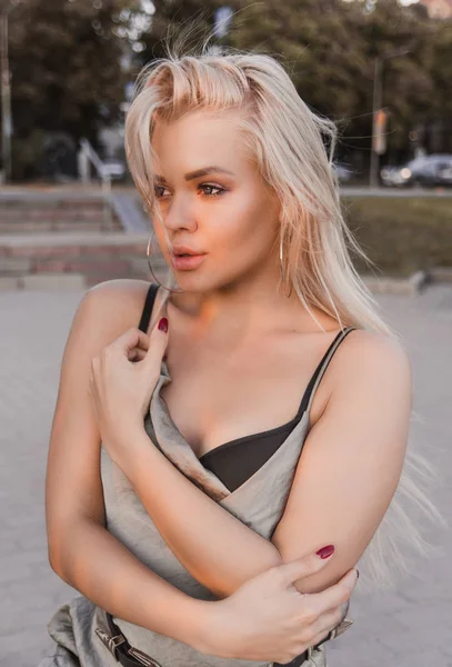 Portrait de jeune femme blonde sexy — Photo