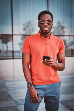 Afro Amerikan erkek binanın yakınında duruyor