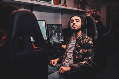 Internet club'daki oyunculardan birinin portresi
