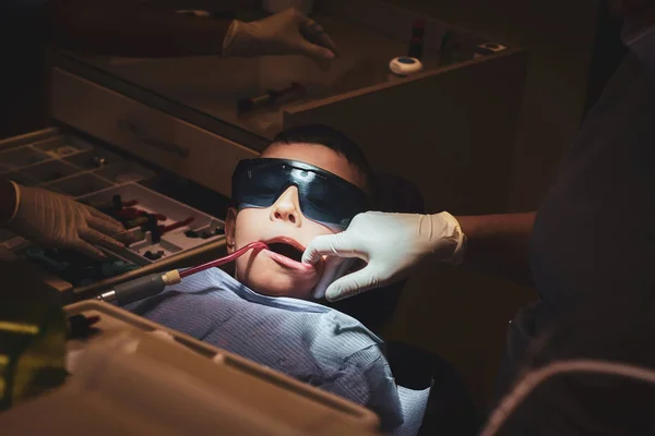 Kleine jongen kreeg tandheelkundige behandeling door tandarts — Stockfoto