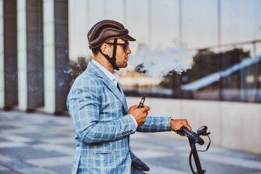 Elektro scooter ile Zarif adam vape sigara