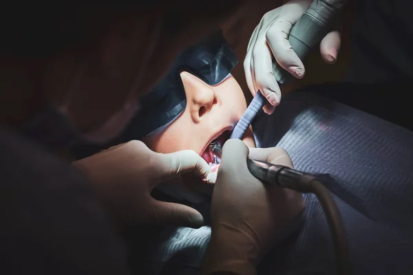 Процес стоматологічної операції для маленького хлопчика — стокове фото