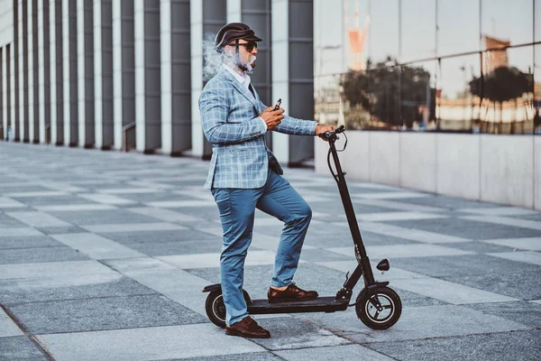 Elektro scooter ile Zarif adam vape sigara