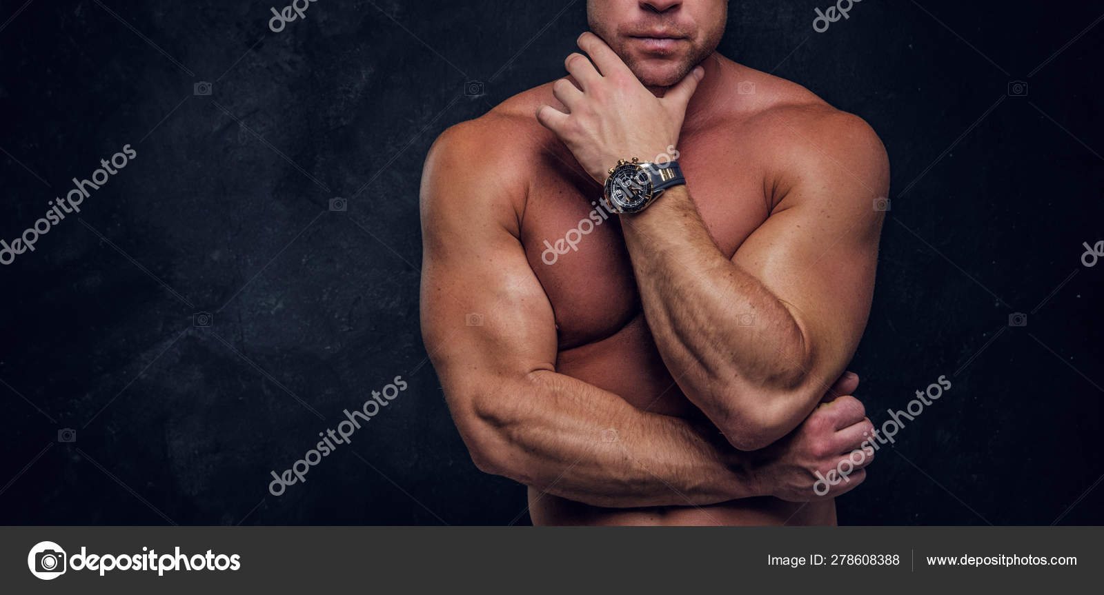 美しい筋肉の体を持つ男は暗い背景の上にポーズをとっている ストック写真 C Fxquadro