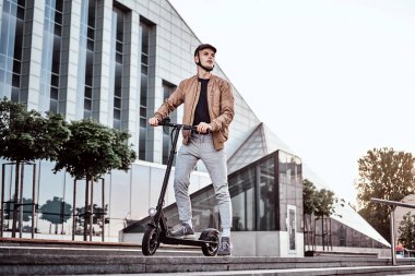 Genç adam onun yontmlı elektro scooter sürüyor