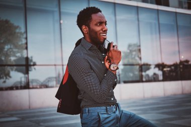 Çekici afro Amerikan erkek ofisinin yanında duruyor