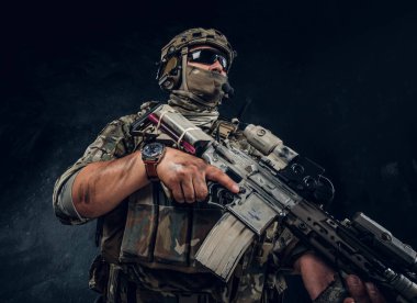 Askeri muhafız makineli tüfeğiyle nişan aldı