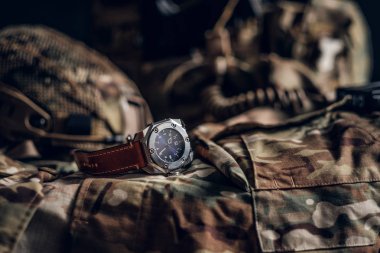 Masada askeri üniforma ile nice izlemek