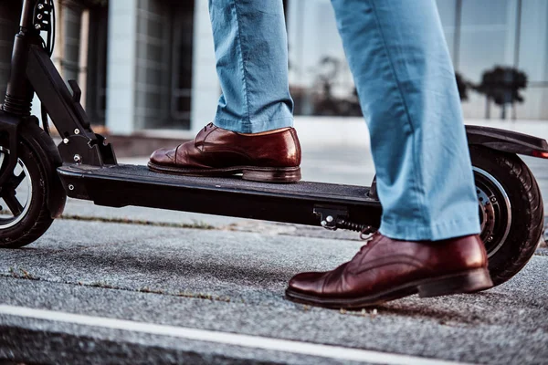 Hombre está montando su nuevo scooter en la calle —  Fotos de Stock