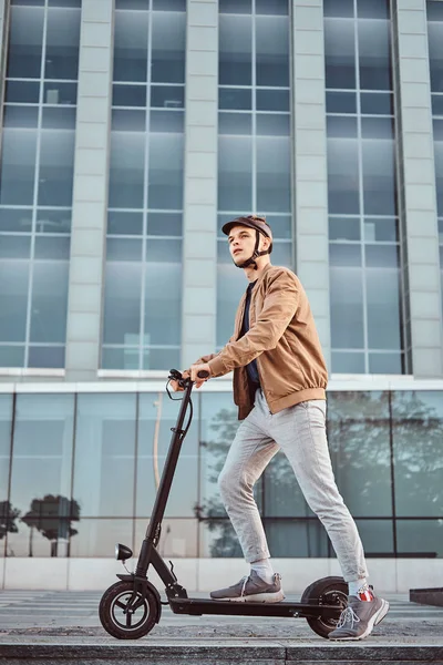 Joven está conduciendo su moto electro hew — Foto de Stock