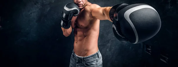 Boxeador muscular se está calentando antes de sparring — Foto de Stock