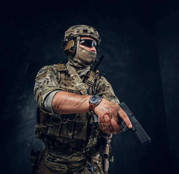 Military guard is aiming with his gun — Stock Photo, Image