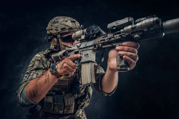 La guardia militare mira con la sua mitragliatrice — Foto Stock