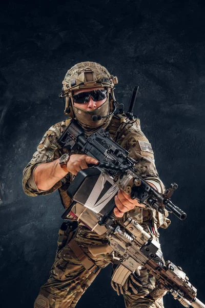 Militar en uniforme con ametralladora — Foto de Stock