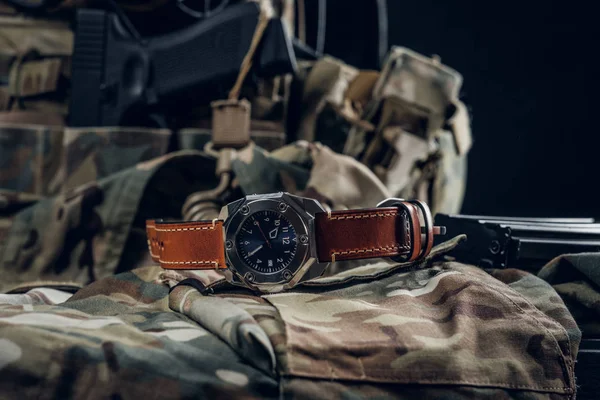 Ładny zegarek z wojskowym munduru na stole — Zdjęcie stockowe