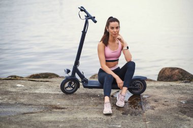 Çekici kız onu scooter ile ürpertici olduğunu