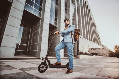Elektro scooter ile Zarif adam vape sigara