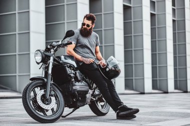 Sakallı bisikletçinin motosikletiyle ürperen portresi
